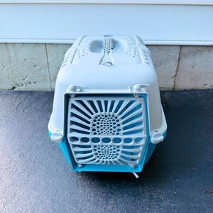 Spree hard-sided extra vented plastic pet carrier
